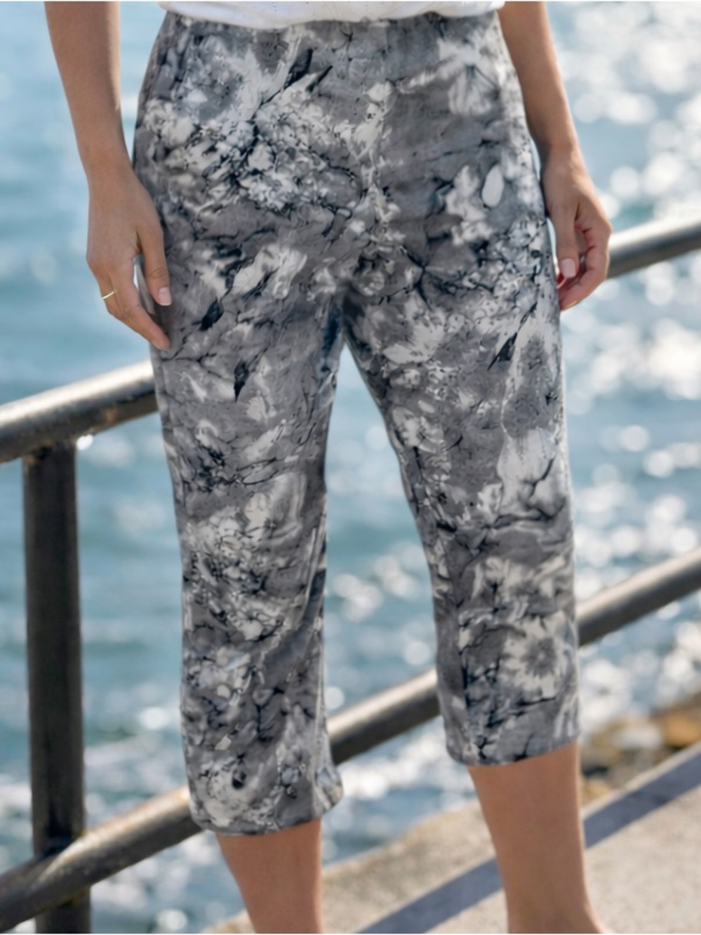 David Paul New York Gray Abstract Floral Cropped Pants size 10